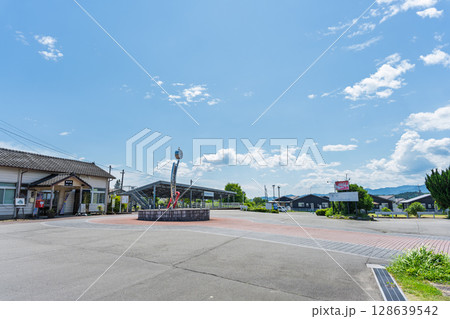 青空を背景に映える　くま川鉄道湯前駅に隣接する複合施設「湯前駅レールウイング」　熊本県球磨郡湯前町 128639542
