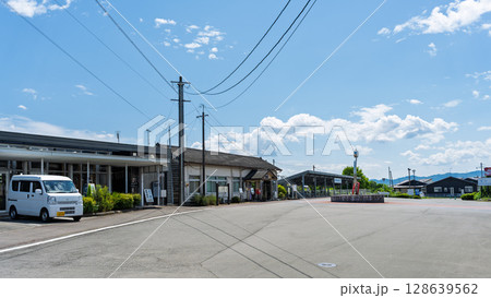 青空を背景に映える　くま川鉄道湯前駅に隣接する複合施設「湯前駅レールウイング」　熊本県球磨郡湯前町 128639562