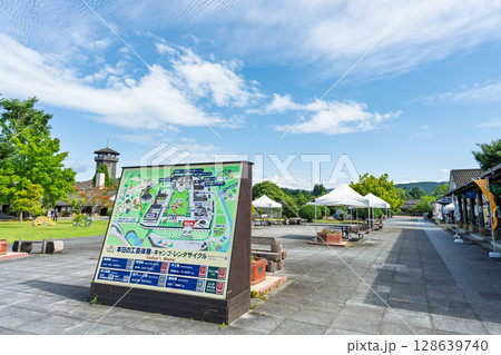 青空を背景に映える道の駅スポット。行楽スポット施設「道の駅/人吉クラフトパーク石野公園人吉」 青空を背景に映える道の駅スポット。行楽スポット施設「道の駅/人吉クラフトパーク石野公園人吉」 128639740