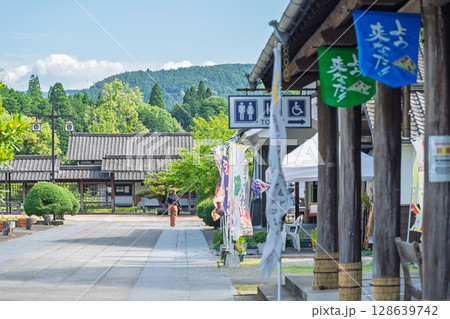 青空を背景に映える道の駅スポット。行楽スポット施設「道の駅/人吉クラフトパーク石野公園人吉」 青空を背景に映える道の駅スポット。行楽スポット施設「道の駅/人吉クラフトパーク石野公園人吉」 128639742