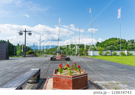 青空を背景に映える道の駅スポット。行楽スポット施設「道の駅／人吉クラフトパーク石野公園人吉」 128639743