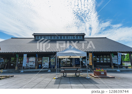 青空を背景に映える道の駅スポット。行楽スポット施設「道の駅／人吉クラフトパーク石野公園人吉」 128639744
