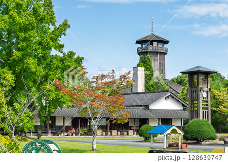 青空を背景に映える道の駅スポット。行楽スポット施設「道の駅/人吉クラフトパーク石野公園人吉」 青空を背景に映える道の駅スポット。行楽スポット施設「道の駅/人吉クラフトパーク石野公園人吉」 128639747