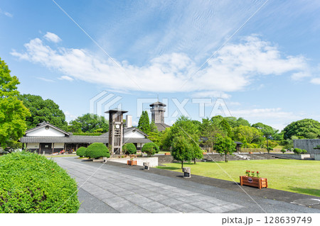 青空を背景に映える道の駅スポット。行楽スポット施設「道の駅/人吉クラフトパーク石野公園人吉」 青空を背景に映える道の駅スポット。行楽スポット施設「道の駅/人吉クラフトパーク石野公園人吉」 128639749