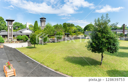 青空を背景に映える道の駅スポット。行楽スポット施設「道の駅／人吉クラフトパーク石野公園人吉」 128639753