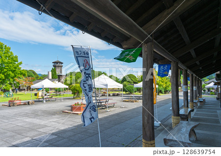 青空を背景に映える道の駅スポット。行楽スポット施設「道の駅／人吉クラフトパーク石野公園人吉」 128639754