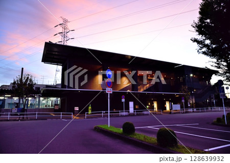 昭島市　始発前の静かな東中神駅 128639932