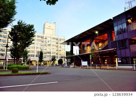 昭島市　始発前の静かな東中神駅 128639934