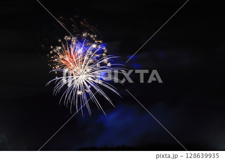 煙をまとう花火 煙をまとう花火 128639935