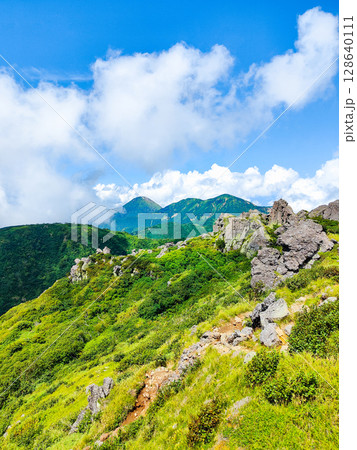 夏の妙高山登山（南峰～北峰：火打山・焼山を望む） 128640111