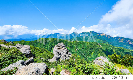 夏の妙高山登山(北峰頂上から焼山・火打山方面の眺め) 夏の妙高山登山(北峰頂上から焼山・火打山方面の眺め) 128640152