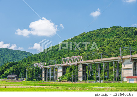西浅井町の田園地帯を通る湖西線の高架橋　滋賀県長浜市 128640168
