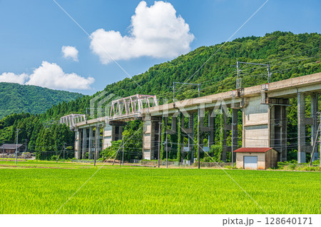 西浅井町の田園地帯を通る湖西線の高架橋　滋賀県長浜市 128640171