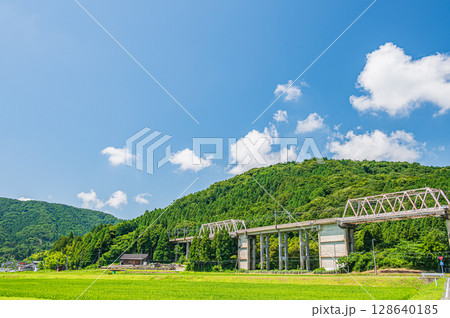 西浅井町の田園地帯を通る湖西線の高架橋　滋賀県長浜市 128640185