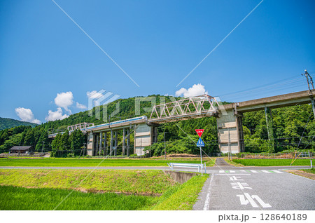 西浅井町の田園地帯を通る湖西線の高架橋　滋賀県長浜市 128640189