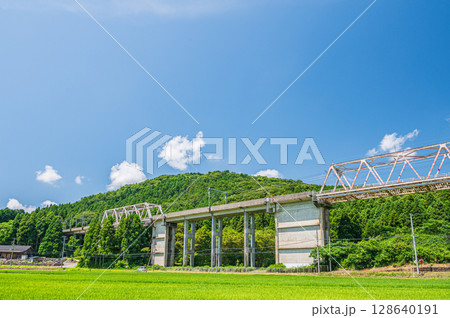 西浅井町の田園地帯を通る湖西線の高架橋 滋賀県長浜市 西浅井町の田園地帯を通る湖西線の高架橋 滋賀県長浜市 128640191