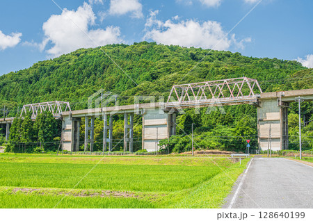 西浅井町の田園地帯を通る湖西線の高架橋 滋賀県長浜市 西浅井町の田園地帯を通る湖西線の高架橋 滋賀県長浜市 128640199