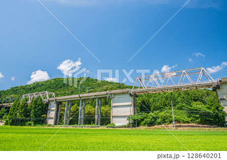西浅井町の田園地帯を通る湖西線の高架橋　滋賀県長浜市 128640201