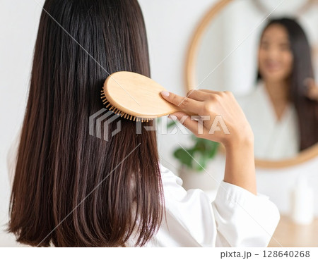 艶めく髪：鏡の前で叶える、美しさを育むヘアケア習慣 128640268