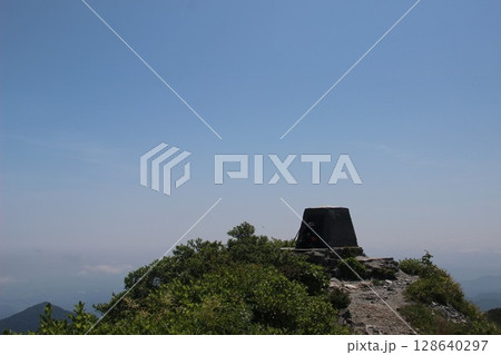 大山最高峰 ”剣ヶ峰”山頂!『日本100名山』鳥取県「伯耆大山」稜線 登山道・登山初心者 vlog 大山最高峰 ”剣ヶ峰”山頂!『日本100名山』鳥取県「伯耆大山」稜線 登山道・登山初心者 vlog 128640297