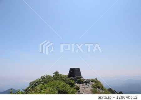 大山最高峰 ”剣ヶ峰”山頂!『日本100名山』鳥取県「伯耆大山」稜線 登山道・登山初心者 vlog 大山最高峰 ”剣ヶ峰”山頂!『日本100名山』鳥取県「伯耆大山」稜線 登山道・登山初心者 vlog 128640312