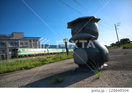 田主丸のカッパと特急ゆふいんの森 128640504