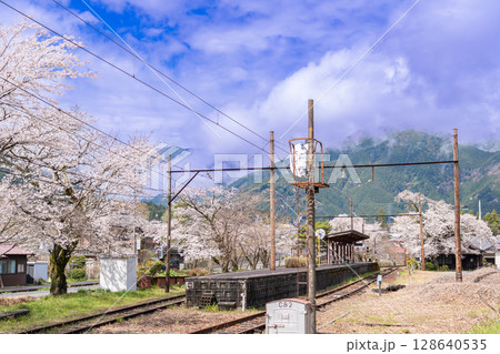静岡県川根本町　大井川鐵道大井川本線の駅　雨あがりの春の駿河徳山駅 128640535
