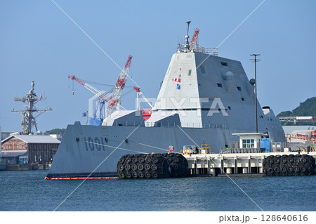 横須賀に寄港中のマイケル・モンスーア 128640616