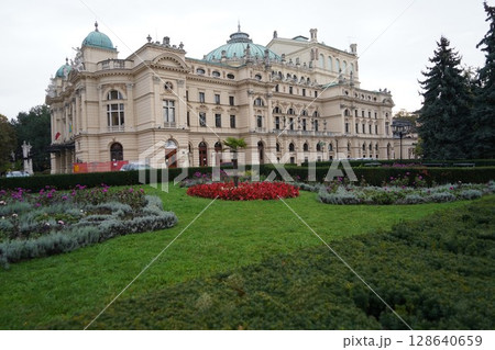 ポーランドの京都クラクフ旧市街地周辺風景 128640659