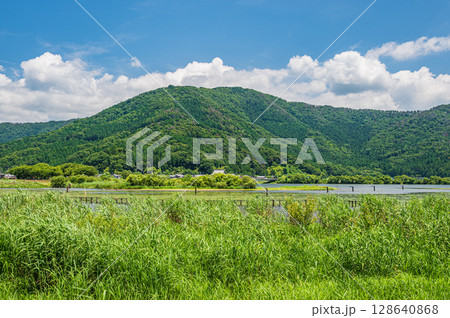 夏の奥琵琶湖風景 滋賀県長浜市 夏の奥琵琶湖風景 滋賀県長浜市 128640868