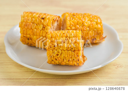 夏の味覚　焼きトウモロコシ 128640878