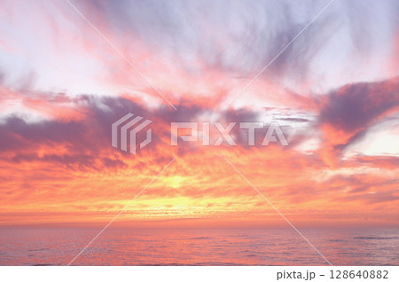 朝焼け空に浮かぶ雲 128640882