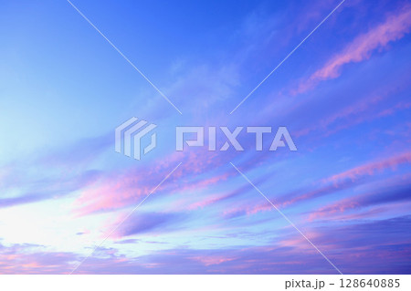 朝焼け空に浮かぶ雲 128640885