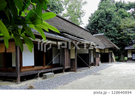 木々に囲まれた古民家と庭 128640894