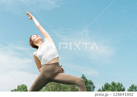 森・公園でパークヨガ・ヨガ・ピラティス・ストレッチをする若いアジア人女性 128641002