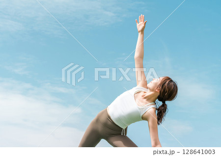 森・公園でパークヨガ・ヨガ・ピラティス・ストレッチをする若いアジア人女性 128641003