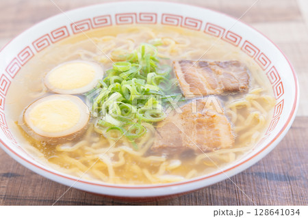 おいしい煮卵とチャーシューがのった塩ラーメン おいしい煮卵とチャーシューがのった塩ラーメン 128641034