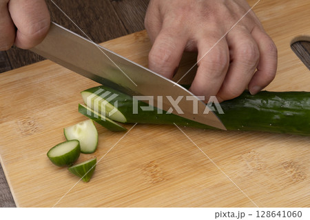 夏野菜の浅漬けを作る工程 胡瓜を切る 斜め切り 夏野菜の浅漬けを作る工程 胡瓜を切る 斜め切り 128641060