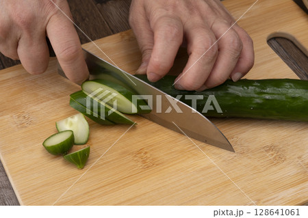 夏野菜の浅漬けを作る工程 128641061