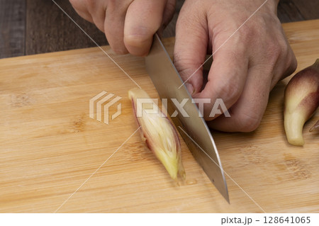 夏野菜の浅漬けを作る工程 ミョウガを切る 夏野菜の浅漬けを作る工程 ミョウガを切る 128641065