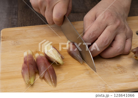 夏野菜の浅漬けを作る工程  ミョウガを切る 128641066