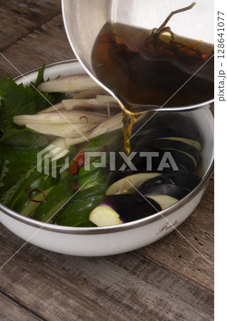 夏野菜の浅漬けを作る工程 夏野菜の浅漬けを作る工程 128641077