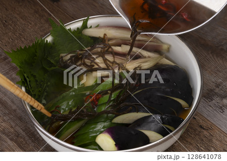 夏野菜の浅漬けを作る工程 128641078