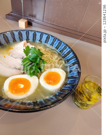 ラーメン ラーメン 128641296