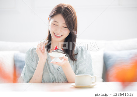 食欲の秋　甘いスイーツを笑顔で食べる女性　スイーツは別腹いただきます～　 128641518