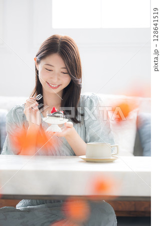 食欲の秋　甘いスイーツを笑顔で食べる女性　スイーツは別腹いただきます～　 128641519