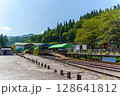 新緑の中を走るローカル線 128641812