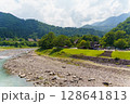 山のある田舎の風景 128641813