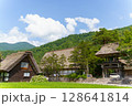 白川郷の合掌造りと青空 128641814