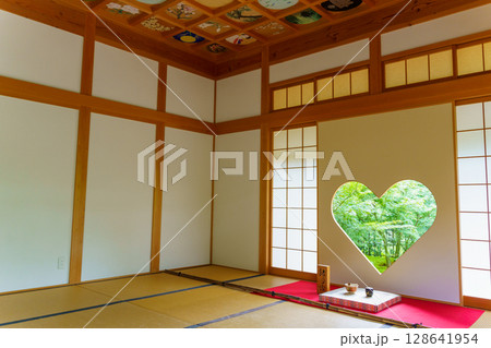 和室に飾られた花 和室に飾られた花 128641954